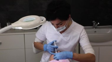 Kozmetik, dudak büyütme, güzellik salonunda güzellik aşıları, yakın çekim..