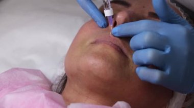 Kozmetik, dudak büyütme, güzellik salonunda güzellik aşıları, yakın çekim..