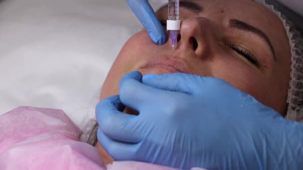 Cosmetologia, aumento delle labbra, iniezioni di bellezza in un salone di bellezza, primo piano. — Video Stock