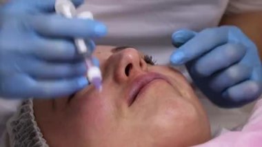 Kozmetik, dudak büyütme, güzellik salonunda güzellik aşıları, yakın çekim..