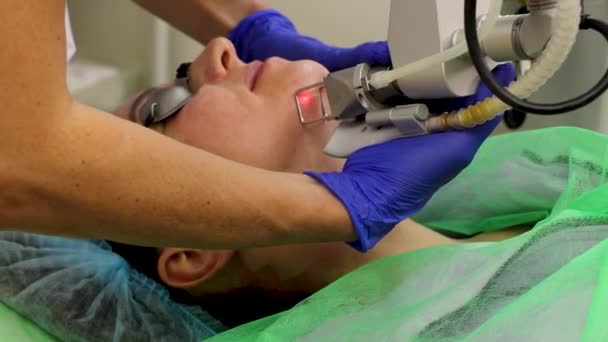 Cosmetology, laser resurfacing, facial cleansing in the beauticians office, in a beauty salon. — Video
