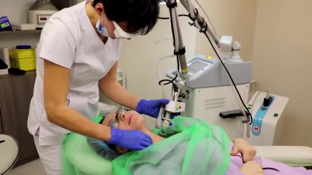 Cosmetology, laser resurfacing, facial cleansing in the beauticians office, in a beauty salon. — Stock Video