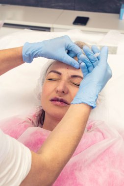Kozmetoloji, yüzey prosedürleri, güzellik iğneleri, güzellik salonunda gençlik iğneleri, yakın çekim.