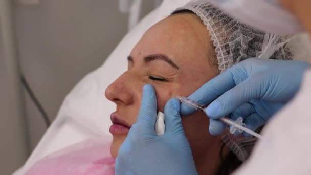 Cosmetologia, procedimentos de superfície, injeções de beleza, injeções de jovens em um salão de beleza, close-up — Vídeo de Stock