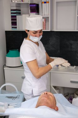 Güzellik uzmanı bir erkek için güzellik salonunda kozmetik bir prosedüre hazırlanıyor.