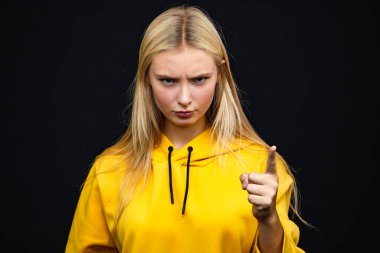 Beyaz uzun saçlı, sarı kazak giyen güzel öğrenci kız, yakın çekim.