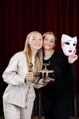 Rollerinde güçlü duygular gösteren iki tiyatro oyuncusunun yakın çekimi.