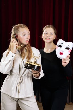 Sahneye yakın iki güzel aktris..