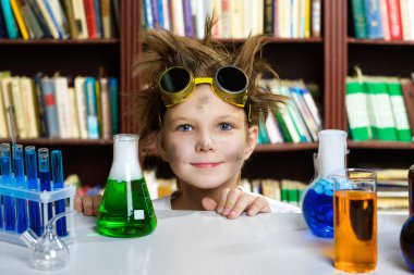Sevimli çocuk kimya sınıfında Biyokimya araştırma yapıyor