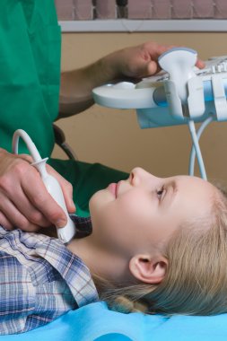 Kızın bir tiroid ultrasonu doktordan