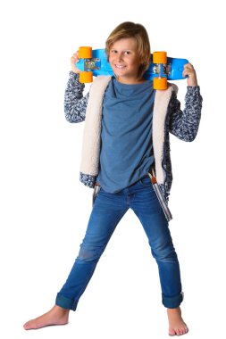 Sevimli sarışın çocuk veya genç tam uzunlukta rahat tarzı Mavi Jeans kaykay pennyboard ile poz beyaz izole