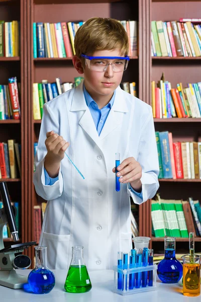 Lindo chico haciendo investigación bioquímica en clase de química —  Fotos de Stock