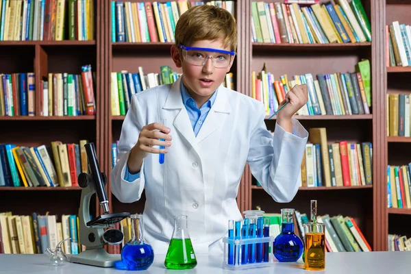 Rapaz bonito fazendo pesquisa bioquímica na aula de química — Fotografia de Stock