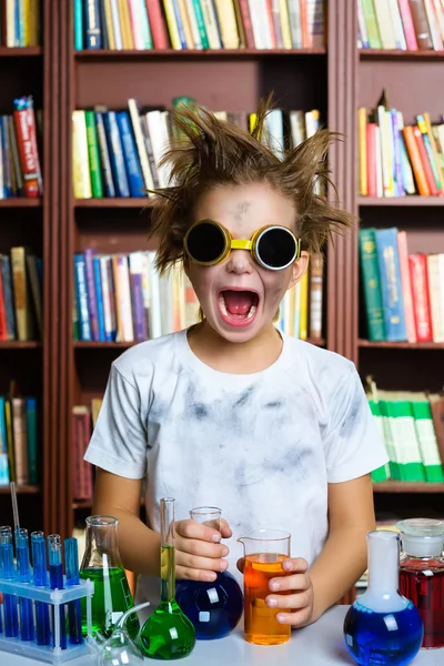 Garçon mignon faisant de la recherche en biochimie en classe de chimie — Photo