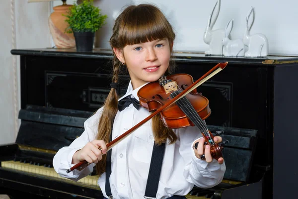 Carino bambina che suona il violino e l'esercizio al coperto — Foto Stock