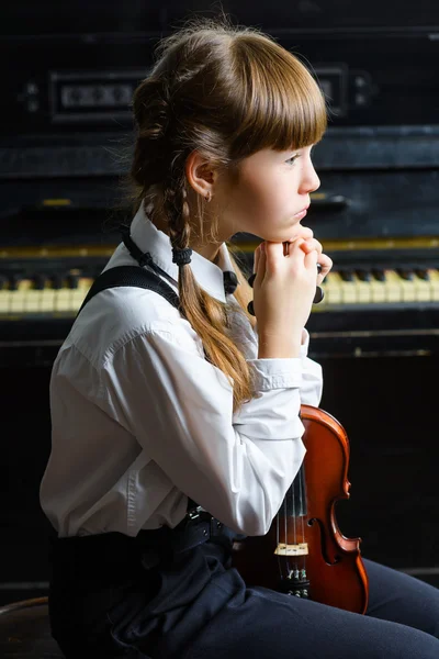Ragazza pensierosa mette la testa sulle sue mani e tenendo il violino — Foto Stock
