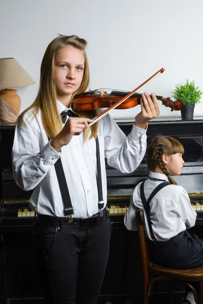 Menina bonito tocando violino e exercendo interior — Fotografia de Stock