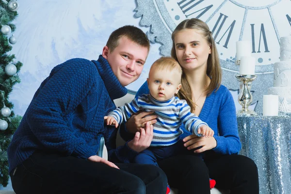 Weihnachten Familienporträt zu Hause Urlaub Wohnzimmer. Haus mit Weihnachtsbaum schmücken — Stockfoto