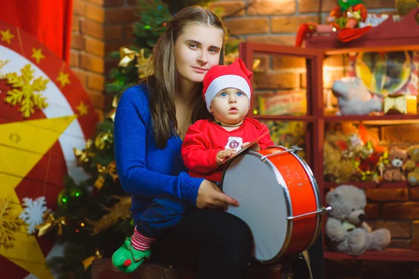 Ritratto di famiglia natalizio in casa Soggiorno di vacanza. Casa decorazione da albero di Natale — Foto Stock