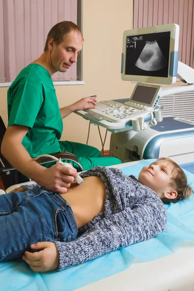 Medico analizzando paziente ragazzo con ecografia addominale — Foto Stock