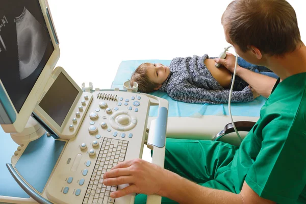 Doktor çözümlenirken çocuk hasta karın ultrason ile — Stok fotoğraf