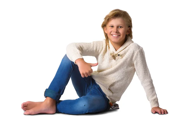 Sevimli sarışın çocuk veya genç tam uzunlukta rahat tarzı Mavi Jeans poz ve başparmak gösterilmesini beyaz izole — Stok fotoğraf
