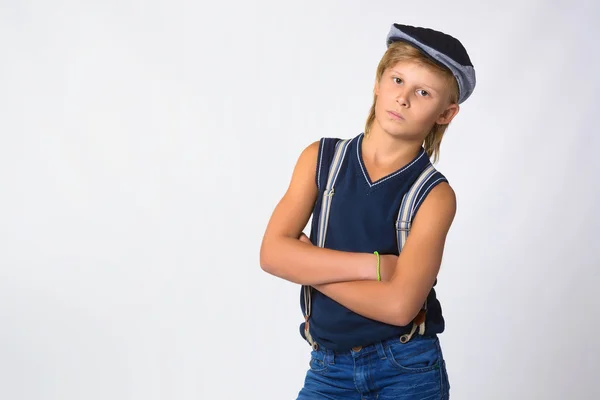 Ładny blond chłopiec lub nastolatek w łata stylu casual niebieskie dżinsy pozowanie — Zdjęcie stockowe