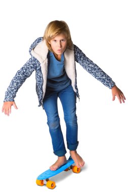 Sevimli sarışın çocuk veya genç tam uzunlukta rahat tarzı Mavi Jeans kaykay pennyboard ile poz beyaz izole