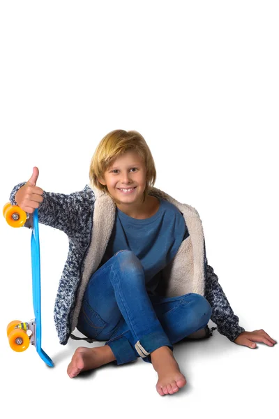 Niedlichen blonden Jungen oder Teenager in voller Länge lässig Stil Blue Jeans posiert mit Skateboard Pennyboard isoliert auf weiß — Stockfoto