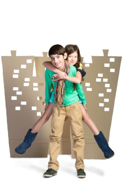 Aşk kavramı. Kız karton şehir arka plan üzerinde tutan çocuk. beyaz izole