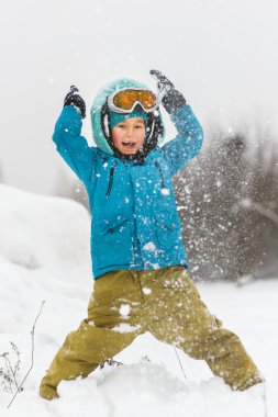 Kış günü kar oynarken mutlu bebek çocuk