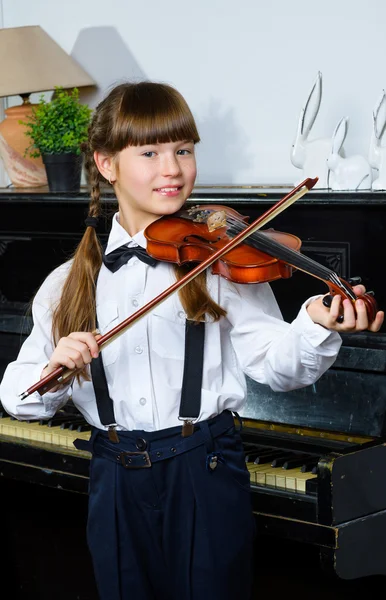 Carino bambina che suona il violino e l'esercizio al coperto — Foto Stock