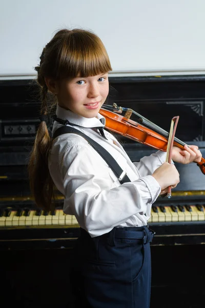 Carino bambina che suona il violino e l'esercizio al coperto — Foto Stock