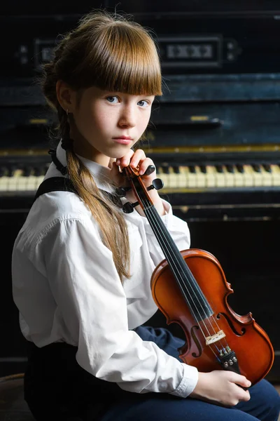 Carino bambina che suona il violino e l'esercizio al coperto — Foto Stock