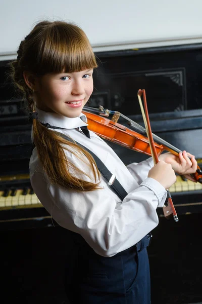 Carino bambina che suona il violino e l'esercizio al coperto — Foto Stock