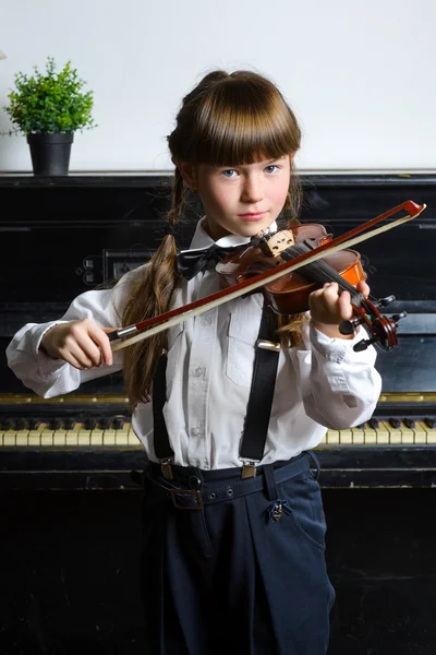 Carino bambina che suona il violino e l'esercizio al coperto — Foto Stock