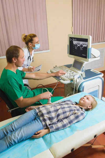 Bir dirsek ultrason getting ortak yakışıklı doktorlar kız — Stok fotoğraf