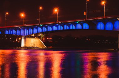 Çelik köprü Varşova için geceleri görüntüleyin. Köprü Slasko-Dabrowski