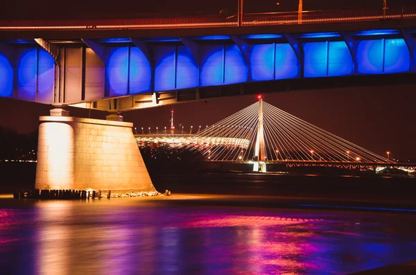 Stahlbrücke nach Warschau in der Nacht. Brücke slasko-dabrowski poland, Warschau — Stockfoto