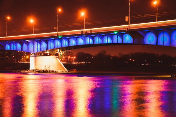 Uitzicht vanaf de stalen brug naar Warschau in de nacht. Brug Slasko-Dabrowski Polen, Warschau — Stockfoto