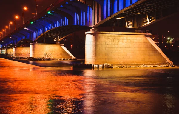 Slasko-Dabrowski Köprüsü'nde gece Vistula Nehri Varşova Polonya