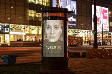 Varşova, Polonya 03 Aralık 2015 - Poster Adele 25'te Sütun Ams - Agora Grubu'na aitiz ve klasik ve dijital Ooh alanında faaliyet gösteriyoruz ( Cityinfotv )