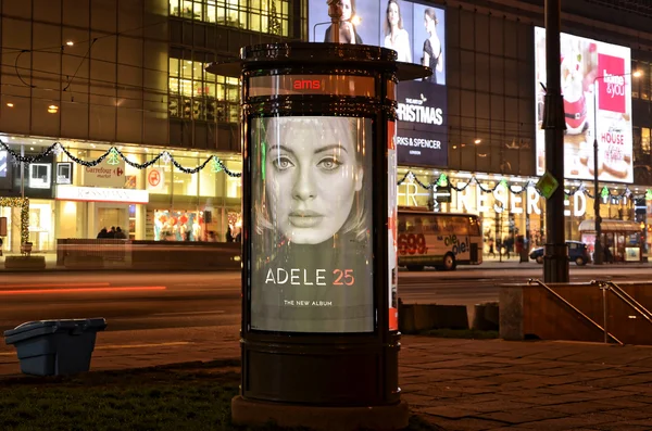 Warschau, Polen 03 december 2015-pijler AMS in poster Adele 25-wij behoren tot de Agora groep en opereren op het gebied van klassieke en digitale Ooh (Cityinfotv ) — Stockfoto