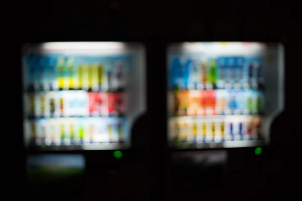 Desfocado / desfocado de refrigerantes coloridos / máquinas de venda automática de garrafas de suco — Fotografia de Stock