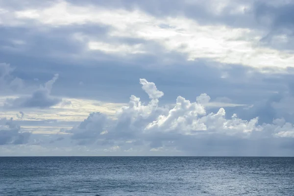 Bezkresny Ocean z pochmurnego nieba — Zdjęcie stockowe