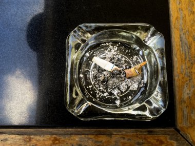 Masanın üzerine küllük