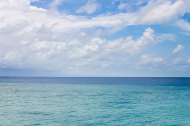 Bulutlu gökyüzü ile sonsuz bir okyanus