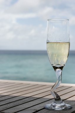 Okyanus tarafından bir şampanya kadehi