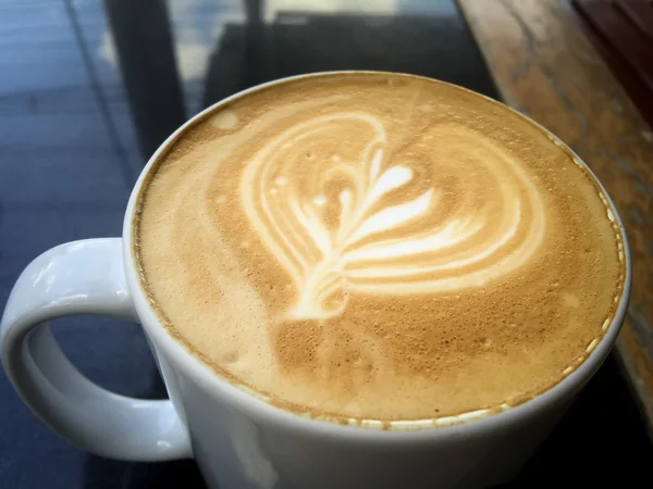 Chávena cheia de café na mesa — Fotografia de Stock