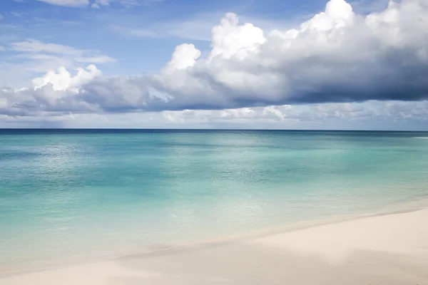 Playa de arena blanca con cielo nublado — Foto de Stock